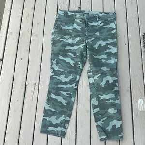 Old Navy camo print Pixie Pants - size 14